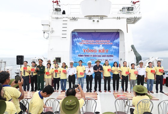 HCMC’s delegation concludes visit to Truong Sa archipelago, DK1 platform ảnh 18