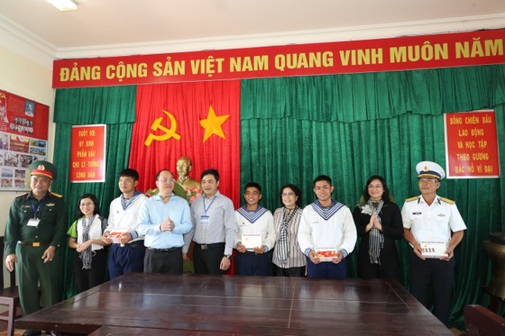HCMC’s delegation concludes visit to Truong Sa archipelago, DK1 platform ảnh 3