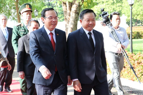 High-ranking delegation of HCMC visits Laos ảnh 9