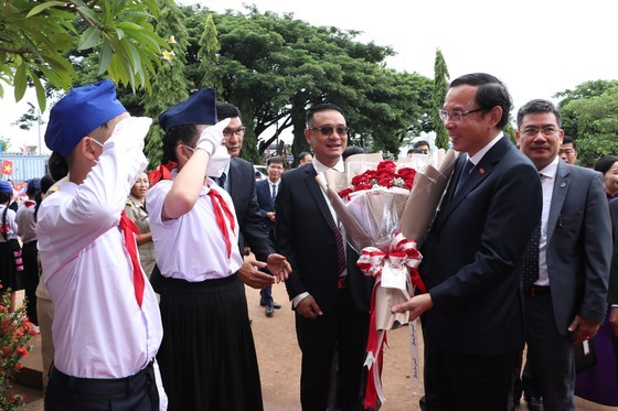 HCMC Party Chief visits primary school, Vietnamese community in Laos’ Champasak ảnh 2