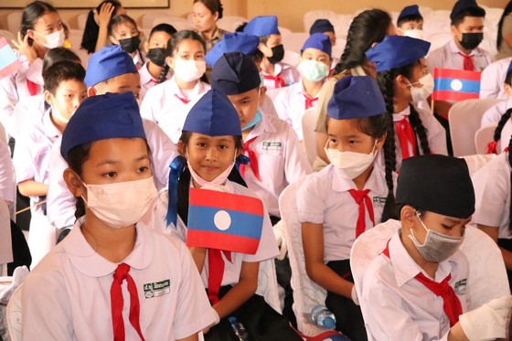 HCMC Party Chief visits primary school, Vietnamese community in Laos’ Champasak ảnh 4