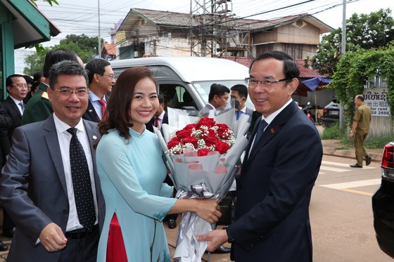 HCMC Party Chief visits primary school, Vietnamese community in Laos’ Champasak ảnh 8