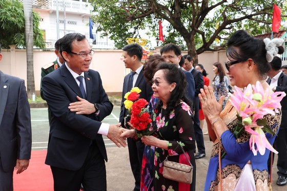 HCMC Party Chief visits primary school, Vietnamese community in Laos’ Champasak ảnh 9