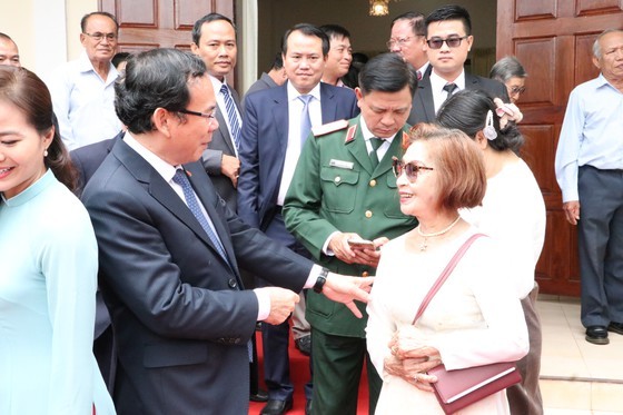 HCMC Party Chief visits primary school, Vietnamese community in Laos’ Champasak ảnh 10