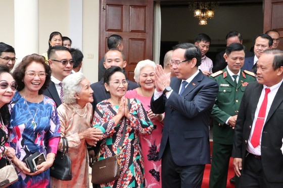 HCMC Party Chief visits primary school, Vietnamese community in Laos’ Champasak ảnh 12