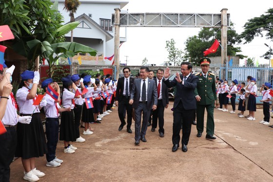 HCMC Party Chief visits primary school, Vietnamese community in Laos’ Champasak ảnh 1