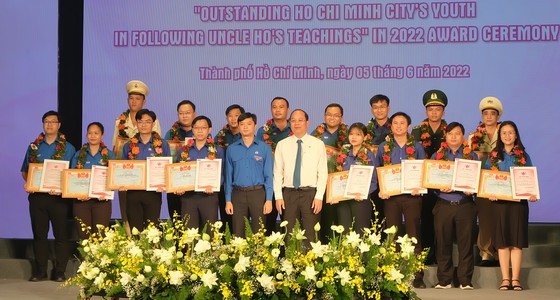 HCMC honors outstanding young people, launches summer volunteer campaign ảnh 4
