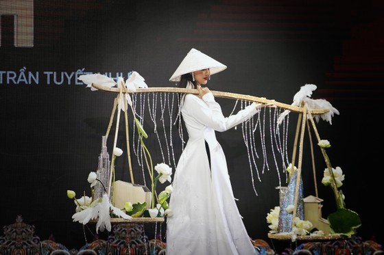 Winner of design contest seeking national costume for Miss Universe revealed ảnh 12