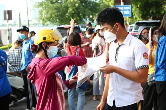 Nearly 107,000 students enter 10th grade entrance exam in Hanoi ảnh 7