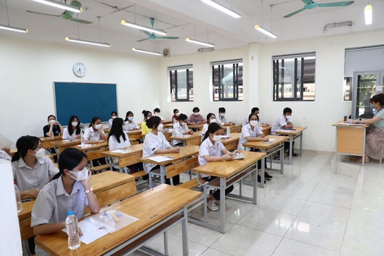 Nearly 107,000 students enter 10th grade entrance exam in Hanoi ảnh 4