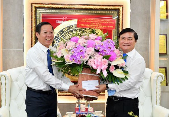 HCMC Chief Sends Regards to ảnh News Agencies 3