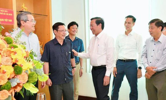 HCMC Chief Sends Regards to ảnh News Agencies 4