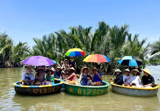 Easing Covid-19 restrictions bring int’l tourists back to Vietnam ảnh 1