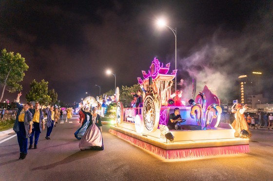 Da Nang’s street carnival offers exciting nighttime activities to visitors ảnh 2