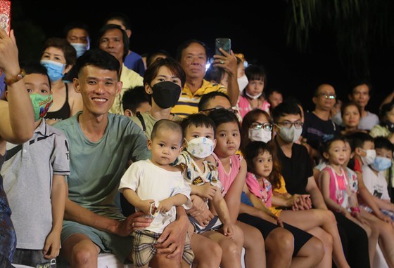 Da Nang’s street carnival offers exciting nighttime activities to visitors ảnh 3
