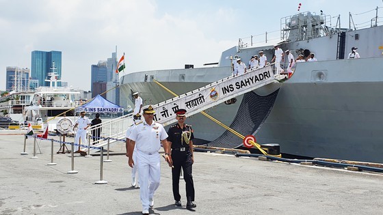 Indian naval ships start three-day visit to HCMC ảnh 3