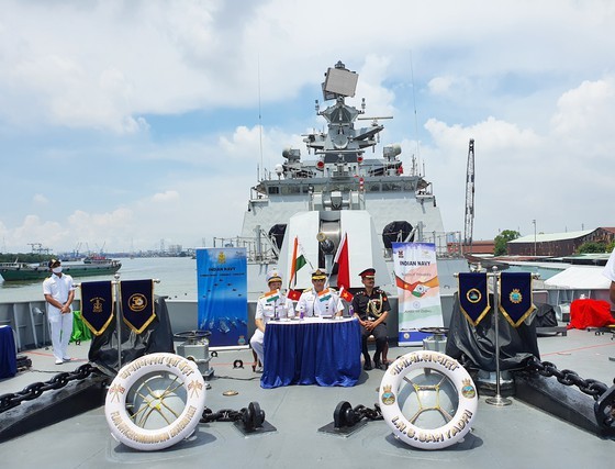 Indian naval ships start three-day visit to HCMC ảnh 4