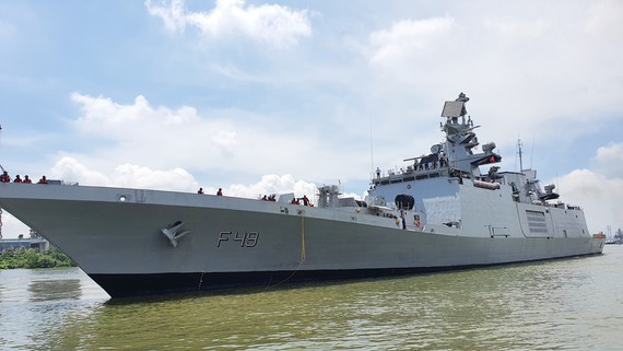 Indian naval ships start three-day visit to HCMC ảnh 1