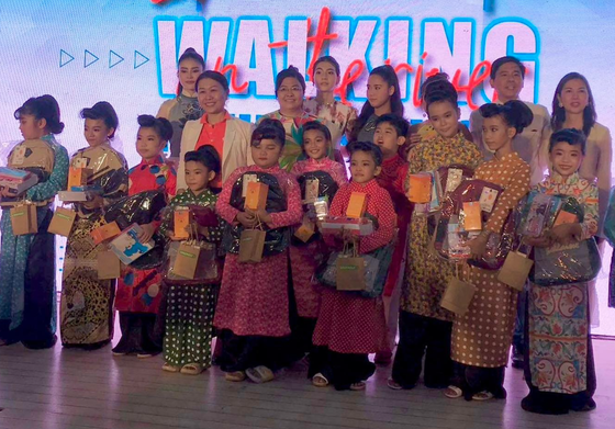 “Walking on the River”, non-profit fashion show connects people ảnh 4