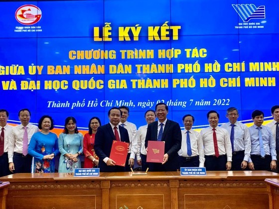 HCMC, VNU-HCMC sign cooperation program for socio-economic development ảnh 1