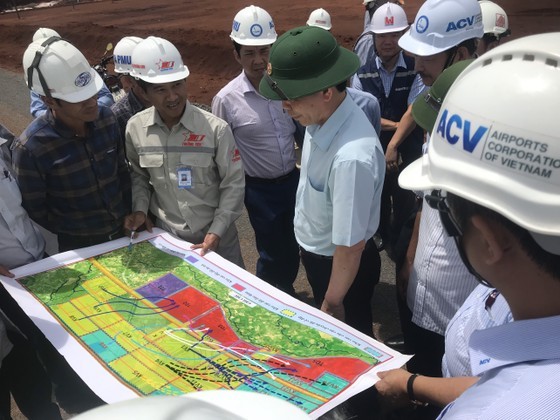 Deputy Minister of Transport inspects progress of Long Thanh Int'l Airport ảnh 1