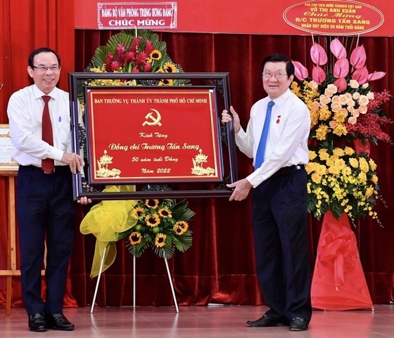 Former State President Truong Tan Sang receives 50-year Party member badge ảnh 4