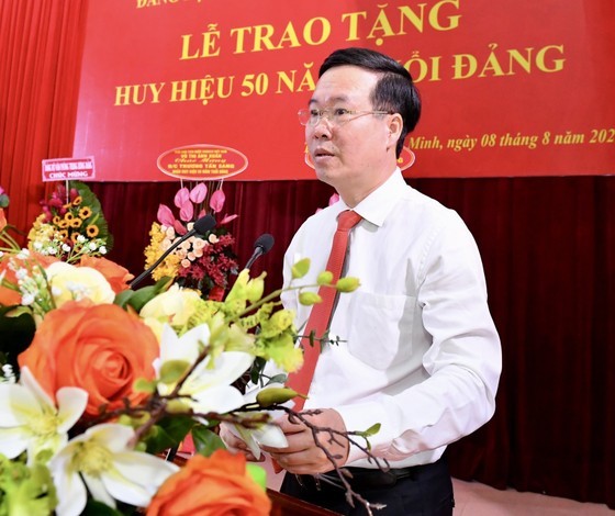 Former State President Truong Tan Sang receives 50-year Party member badge ảnh 2