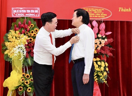 Former State President Truong Tan Sang receives 50-year Party membership badge ảnh 3
