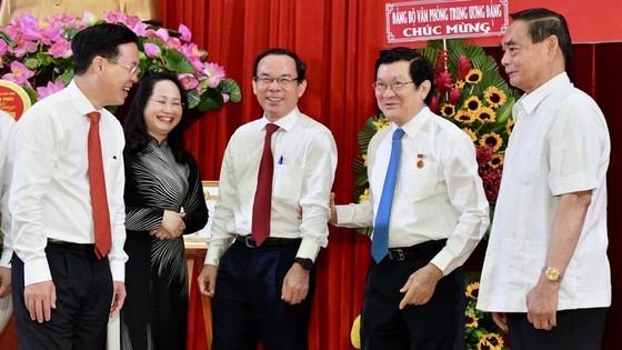 Former State President Truong Tan Sang receives 50-year Party membership badge ảnh 1