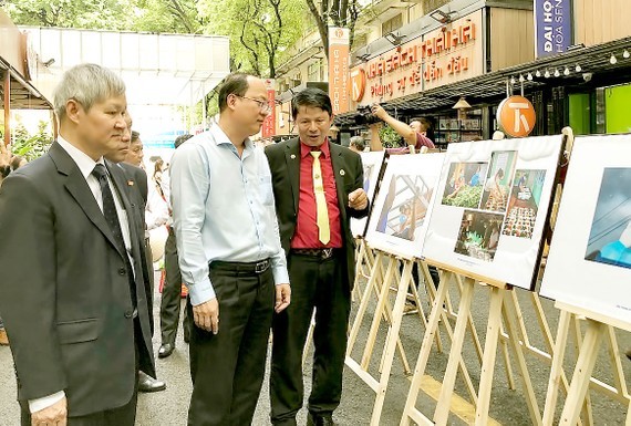 Photo exhibition reveals stories in Covid-19 battle ảnh 1