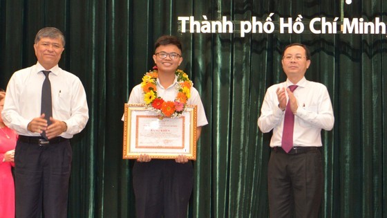 HCMC honors 486 good students ảnh 2