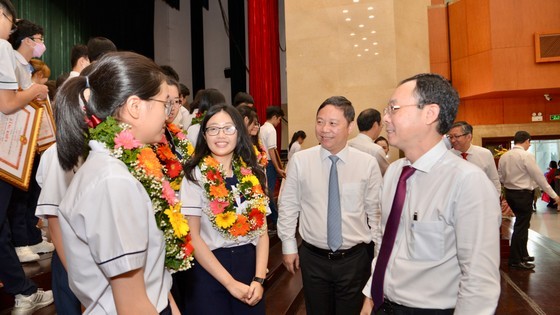 HCMC honors 486 good students ảnh 3