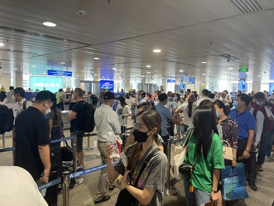 Tan Son Nhat Airport, local carriers prepare for upcoming busy national holiday ảnh 1