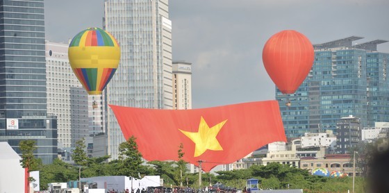 Hot air balloons carrying enormous national flag celebrate National Day in HCMC ảnh 10