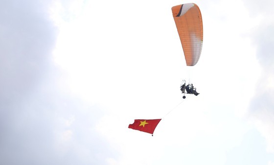 Hot air balloons carrying enormous national flag celebrate National Day in HCMC ảnh 11