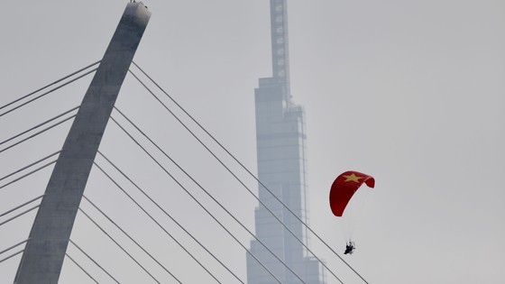 Hot air balloons carrying enormous national flag celebrate National Day in HCMC ảnh 12