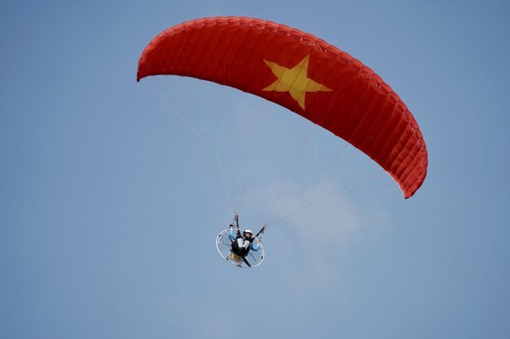 Hot air balloons carrying enormous national flag celebrate National Day in HCMC ảnh 14