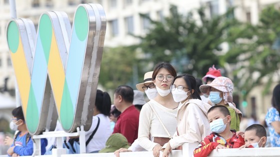 Hot air balloons carrying enormous national flag celebrate National Day in HCMC ảnh 18