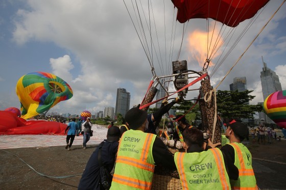 Hot air balloons carrying enormous national flag celebrate National Day in HCMC ảnh 1