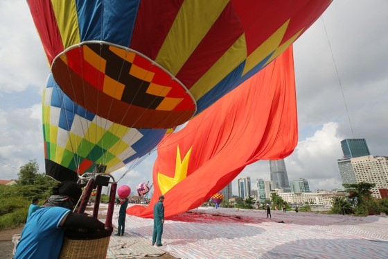 Hot air balloons carrying enormous national flag celebrate National Day in HCMC ảnh 3