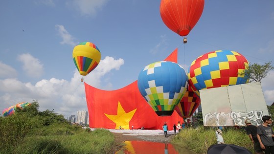 Hot air balloons carrying enormous national flag celebrate National Day in HCMC ảnh 5