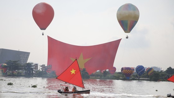 Hot air balloons carrying enormous national flag celebrate National Day in HCMC ảnh 6