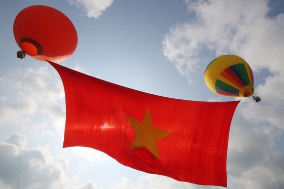 Hot air balloons carrying enormous national flag celebrate National Day in HCMC ảnh 8