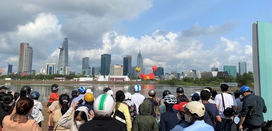 Hot air balloons carrying enormous national flag celebrate National Day in HCMC ảnh 9