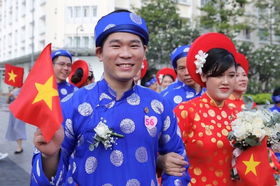 HCMC hosts mass wedding for 100 worker couples on National Day ảnh 9