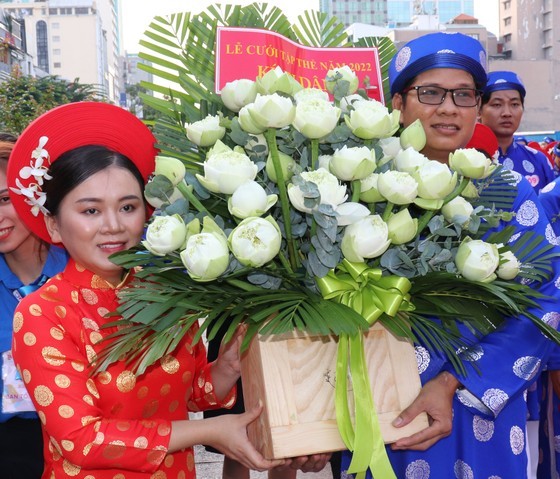HCMC hosts mass wedding for 100 worker couples on National Day ảnh 1