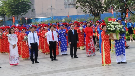 HCMC hosts mass wedding for 100 worker couples on National Day ảnh 7