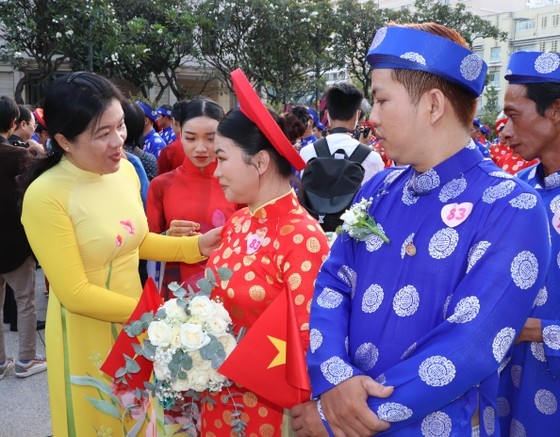 HCMC hosts mass wedding for 100 worker couples on National Day ảnh 6