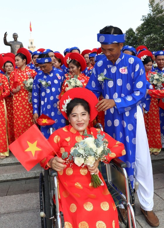 HCMC hosts mass wedding for 100 worker couples on National Day ảnh 8