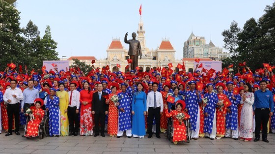 HCMC hosts mass wedding for 100 worker couples on National Day ảnh 3